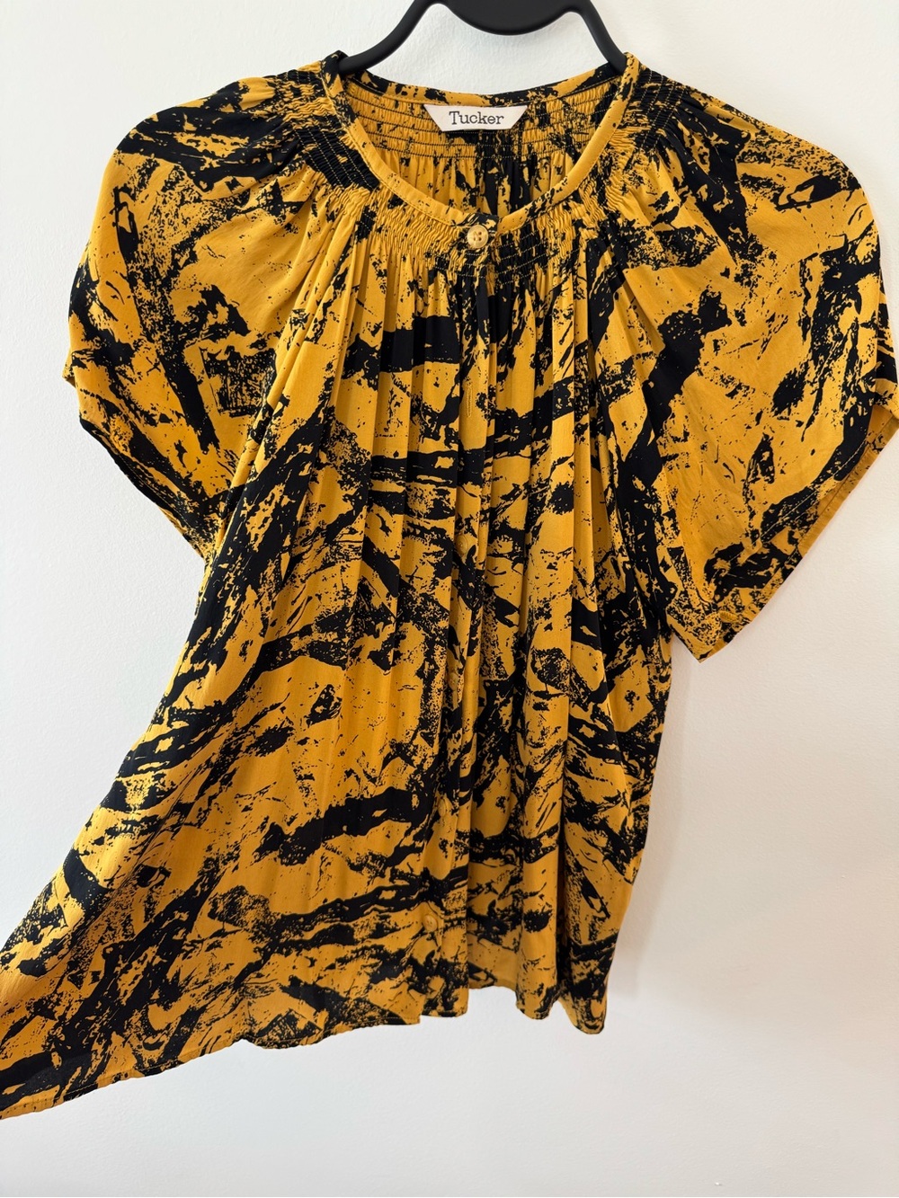 Tucker NYC 100% Silk Flowy Button Down Blouse Size Medium